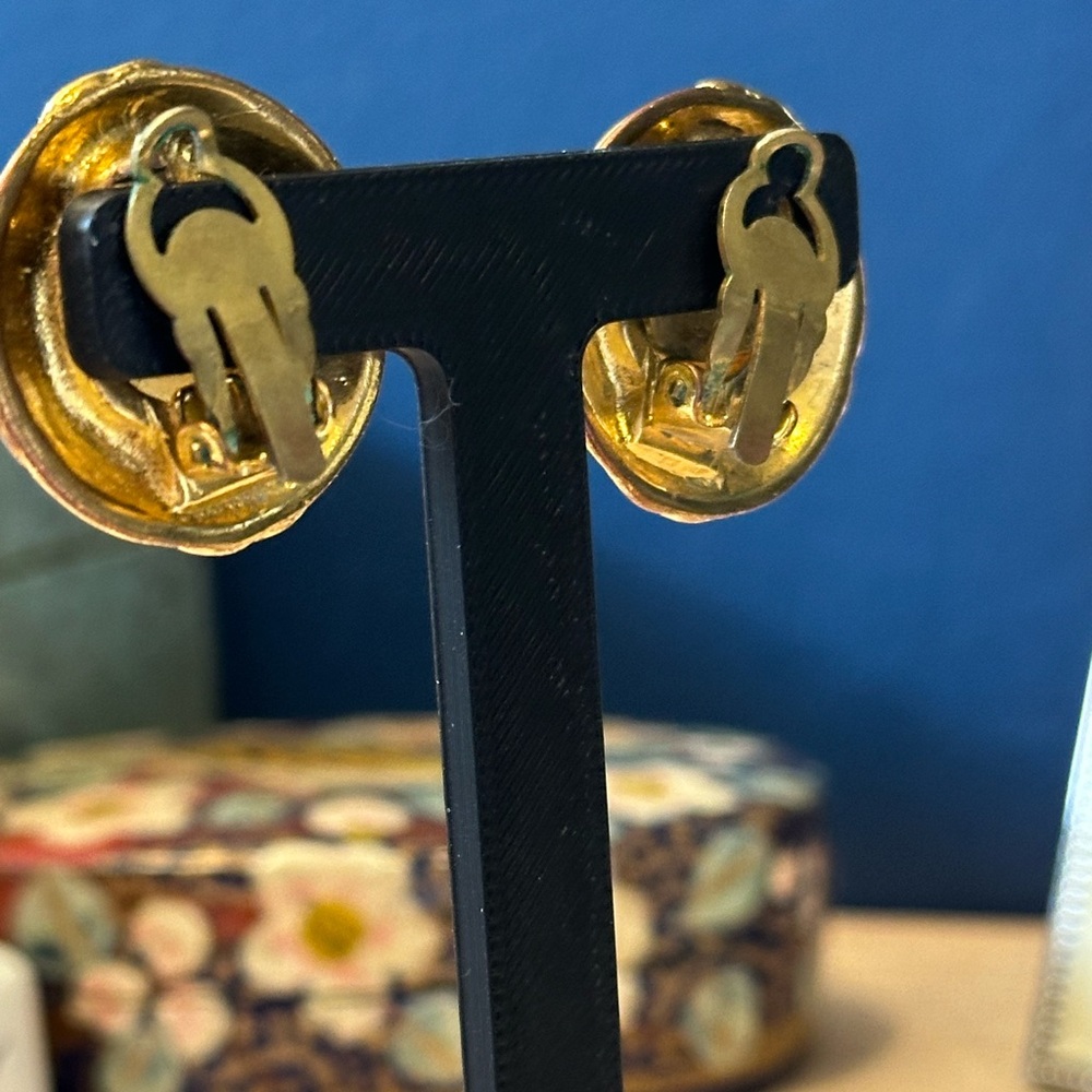 CHANEL Vintage 1993 Gold Clip-On Earrings with Faux Pearls – Made in France - Picture 8 of 13